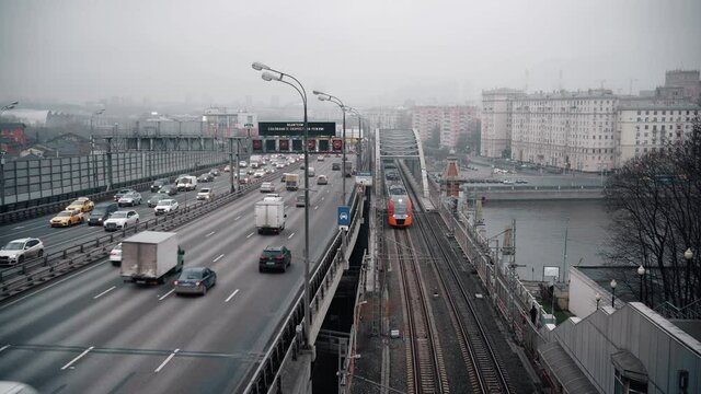Traffic on the Andreevsky bridge over the Moscow river in Moscow 27.11.2020