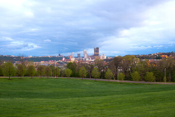 Fototapeta na wymiar Cityscape of Pittsburgh, Pennsylvania from Schenley Park.