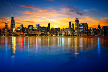 Naklejka premium Vibrant Chicago Skyline Sunset with Reflections on Lake Michigan,