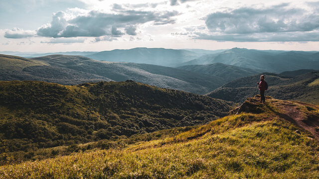 Turystka podziwia panoramę Bieszczad&oacute;w widoczną po zachodniej stronie Bukowego Berda, Bieszczady, Polska,