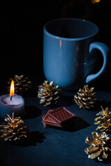 taza de chocolate con arbol de navidad de fondo y luces de decoracion 