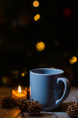 taza de chocolate con arbol de navidad de fondo y luces de decoracion 