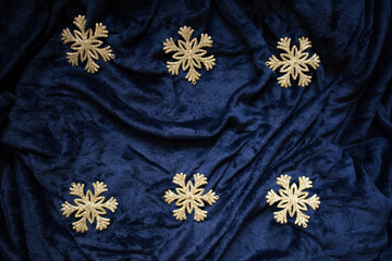 Fototapeta na wymiar Christmas decoration on a royal blue background. Top view on a golden flakes. 