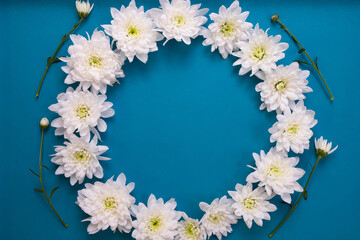 chrysanthemums are arranged in a circle on a table