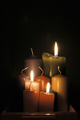 Drei von acht Stumpenkerzen sind angezuendet