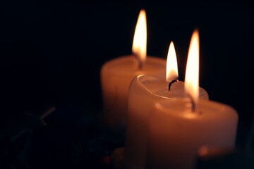 drei brennende Kerzen mit Docht