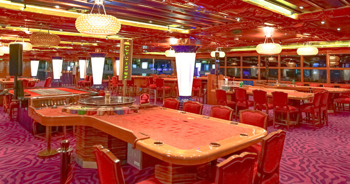 Vue du casino Neptunia &agrave; int&eacute;rieur du navire de croisi&egrave;re Costa Fortuna au terminal du port de Marseille, France, le 28 avril 2019.	