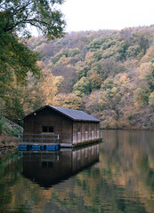 Fototapeta na wymiar Cabin in the lake in the forest