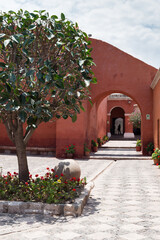 monast&egrave;re arequipa p&eacute;rou mur rouge cour int&eacute;rieure 