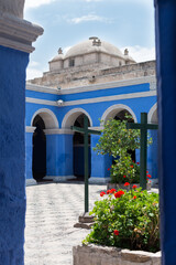 cour int&eacute;rieure arequipa p&eacute;rou mur bleu santa catalina
