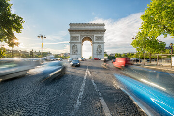 Traffic at the Arc de Triomphe in Paris, France - obrazy, fototapety, plakaty