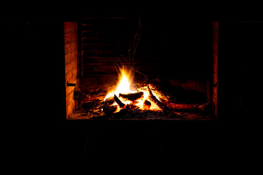 Troncos ardiendo por la noche en una barbacoa