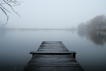 Fototapeta na wymiar Einsamer Bootssteg im Nebel