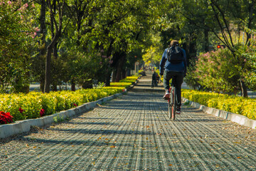 hombre andando en bici en un solo punto de fuga