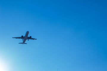 avion en nadir con cielo azul despejado sin nubes en nadir - obrazy, fototapety, plakaty