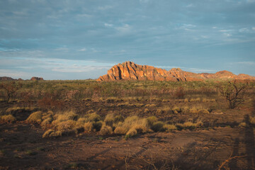 Naklejka premium a desert landscape with a rock formation in the distance