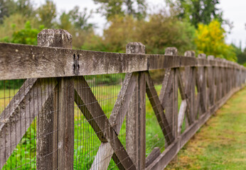 Naklejka premium Wooden fence in the park. Selective focus, abstract, nobody.