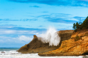 Cape Kiwanda sneaker wave hits cliffs