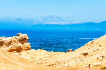 Fototapeta na wymiar Pacific Ocean viewed from sandstone cliffs