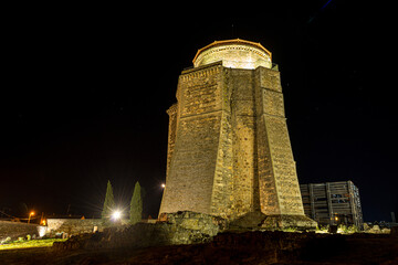 castillo alba de tormes de noche iluminación
