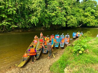 Malaisie bateau pour aller dans un village natif chargé en couleurs !