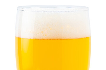 生ビールのクローズアップ（白抜き背景）