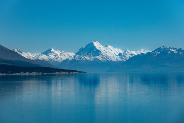 Obraz na płótnie Canvas shoreline and view across Lake Pukaki with Mount Cook and Southern Alps in distance.