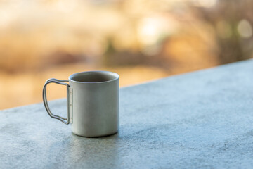 ベランダに置いたコーヒーカップ