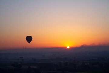 Paisaje de globo en amanecer