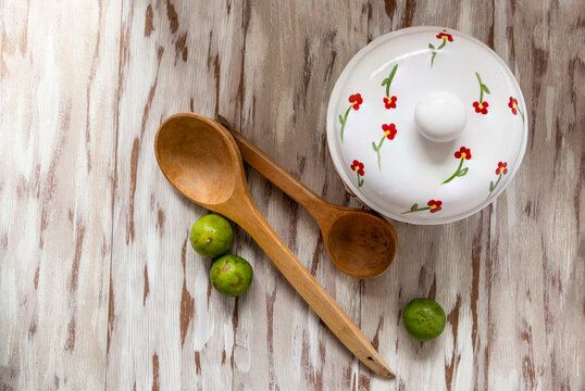 Mesa de cocina con azucarero cucharas de palo y limones