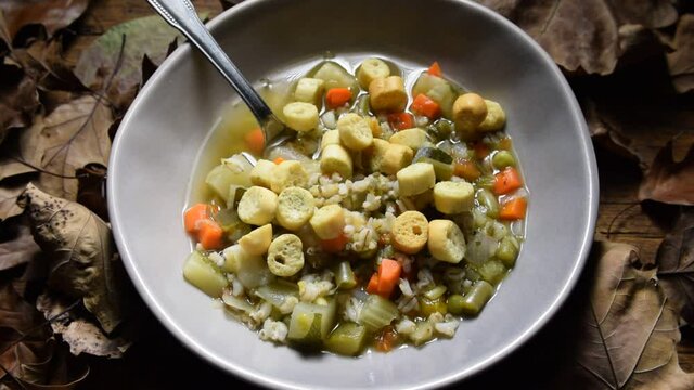 Zuppa di verdure con crostini  Kasvikeitto krutonkeilla