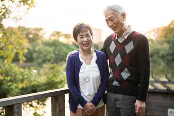 仲の良い高齢者夫婦のポートレート