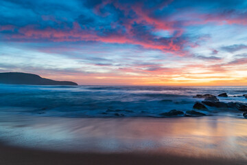 Fototapeta na wymiar High cloud beautiful dawn at the beach