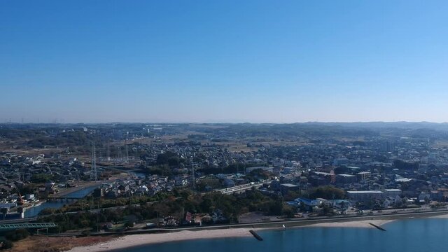 空中撮影した冬の愛知県知多市の海沿いの町並みの風景