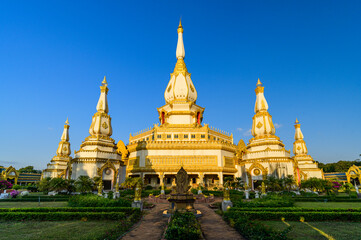 Fototapeta na wymiar Phra Maha Chedi Chai Mongkol