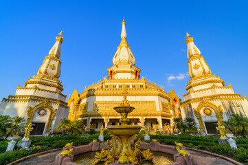 Fototapeta premium Phra Maha Chedi Chai Mongkol