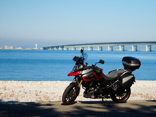Fototapeta na wymiar 海とバイクの風景