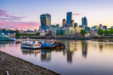 Fototapeta premium London financial district near south bank of river Thames at sunrise