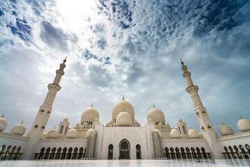 Fototapeta na wymiar Sheikh Zayed Grand Mosque on cloudy day