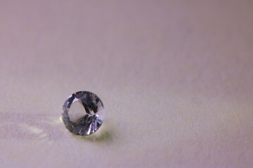 暗闇の中で光り輝くラウンドブリリアントカットされたダイヤモンドの宝石
