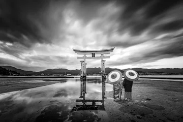 Zelfklevend Fotobehang Floating Torii gate of at Miyajima, Hiroshima (gate sign reads Itsukushima Shrine) © Pawel Pajor