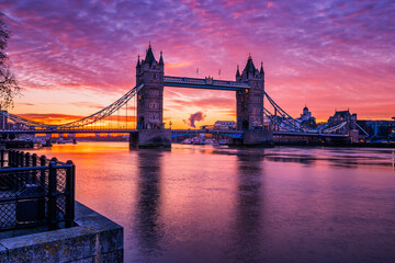 Tower bridge at sunrise in London,England © Pawel Pajor