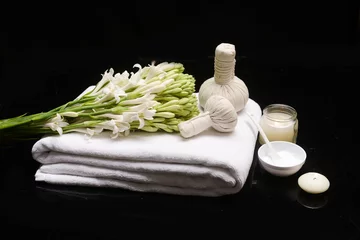 Keuken spatwand met foto spa concept with bunch of tuberose flowers ,buds herbal, ball on towel, ,candle and herbal, ball,spoon ,cream in bowl    © Mee Ting