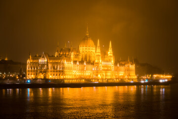 Obraz premium Side view of Hungarian Parliament illuminated at night in Budapest