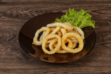 Roasted squid rings with salad