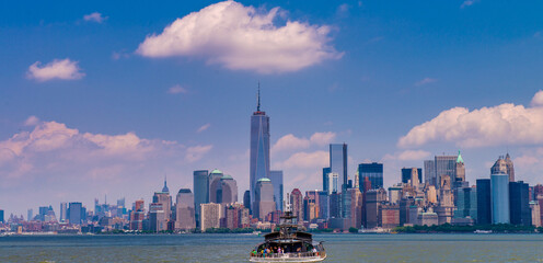 Naklejka premium NEW YORK CITY - JUNE 2013: Tourist boat with Manhattan view