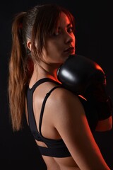 Joli regard d'une jolie boxeuse