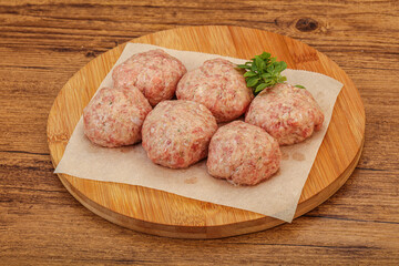 Raw turkey meatball for cooking