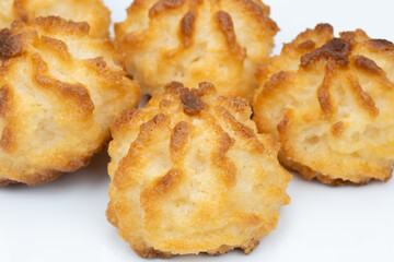 rochers à la noix de coco isolé sur un fond blanc
