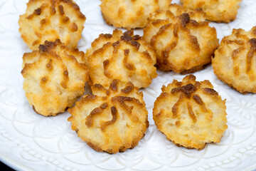 rochers à la noix de coco dans une assiette